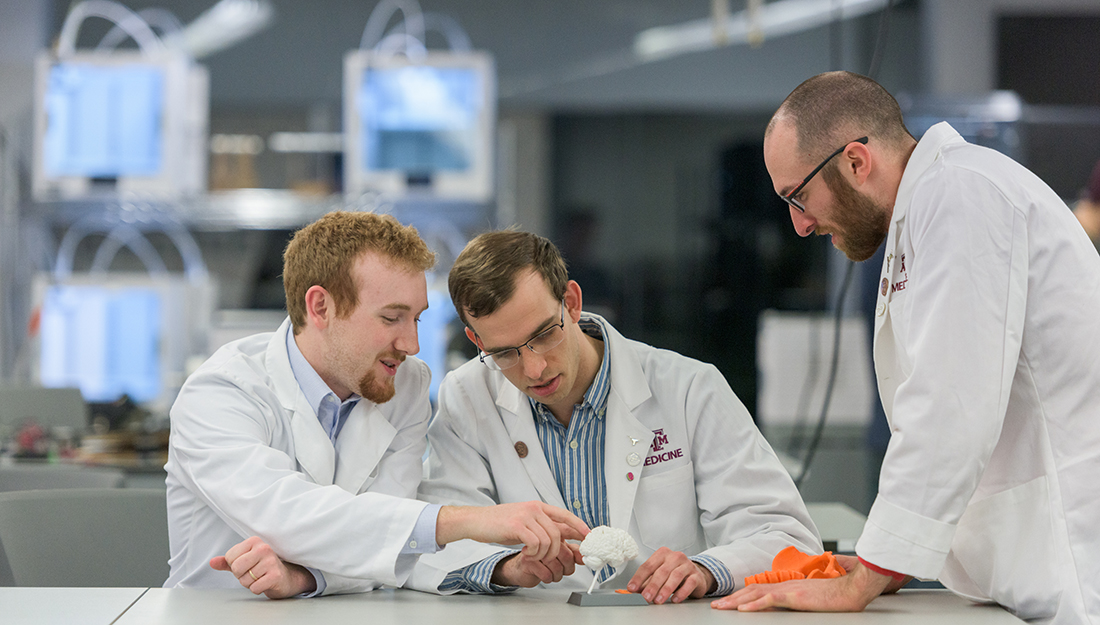 EnMed students examine 3D printed materials as both physicians and makers.